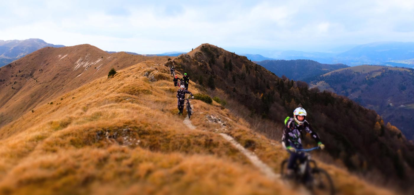 A group of friends mountainbiking on the Venetian hills