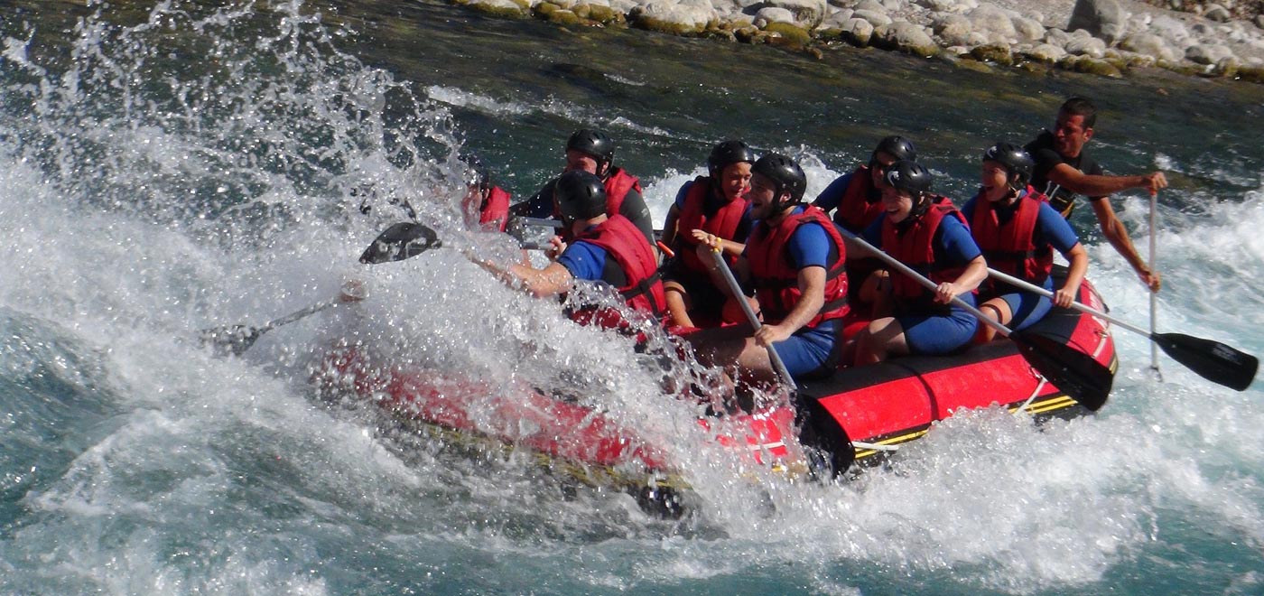 Il rafting, una delle attività più emozionanti da sperimentare nella zona del Monte Grappa