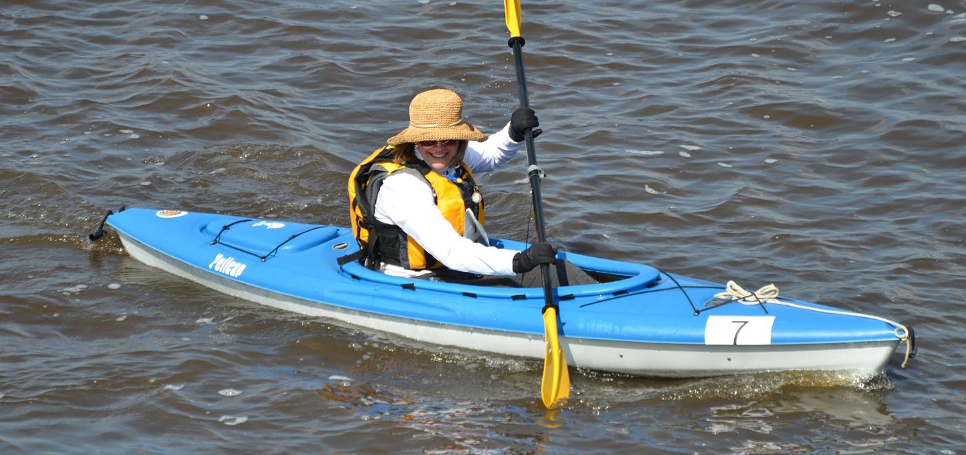 una signora prova a fare un giro in canoa sul fiume Brenta