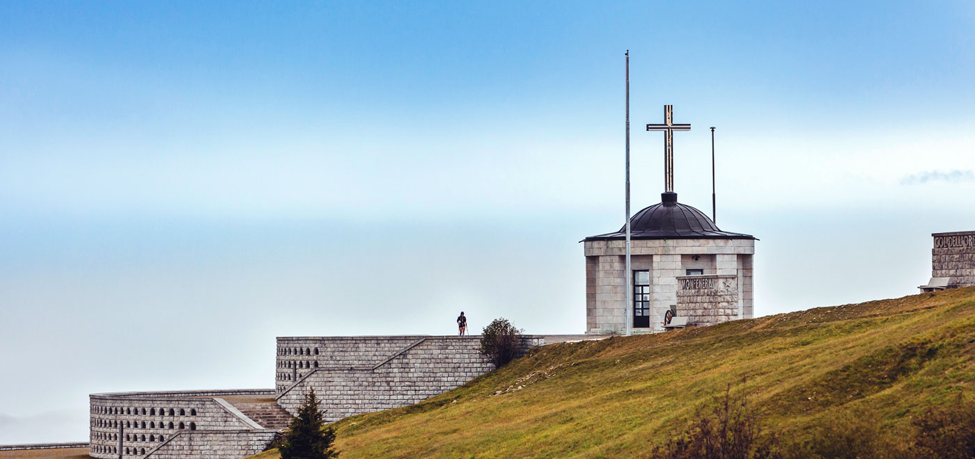 un gruppo fa trekking sul Monte Grappa