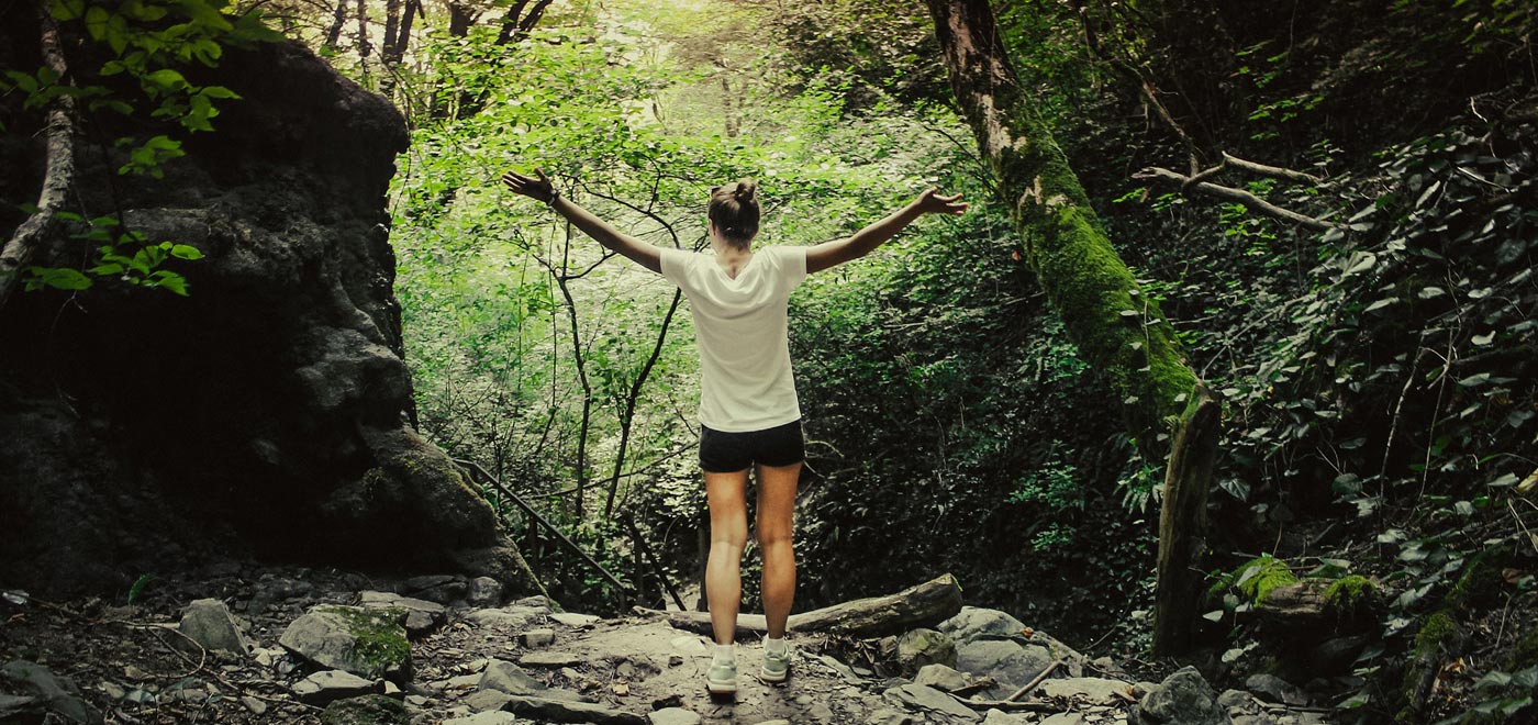 una ragazza nel bosco