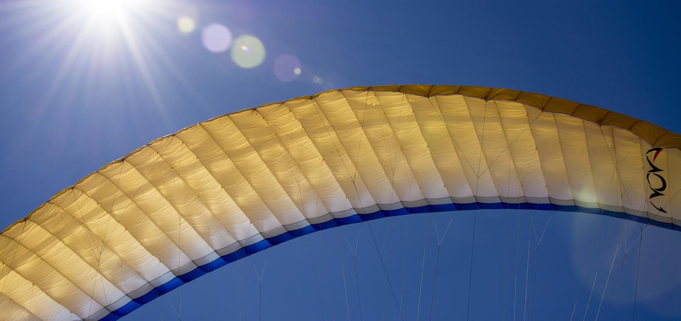 dettaglio di un parapendio in volo