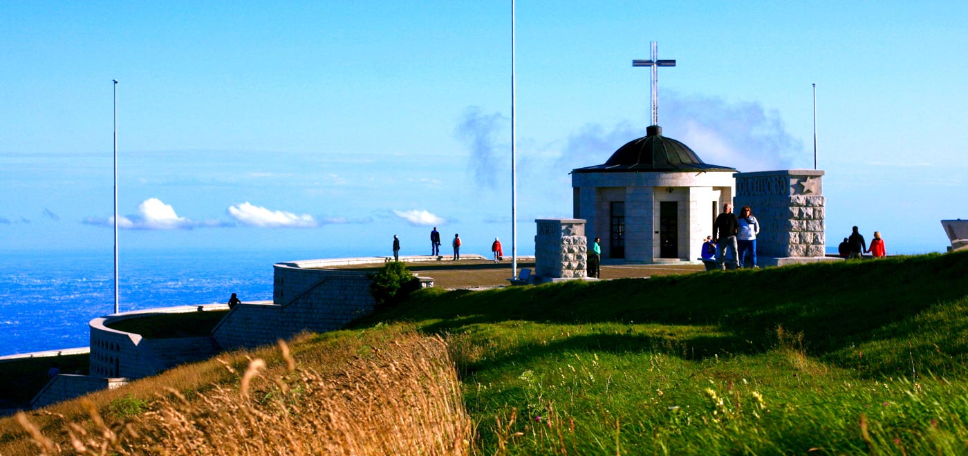 alcune persone si godono la vista dall'Ossario sul Monte Grappa