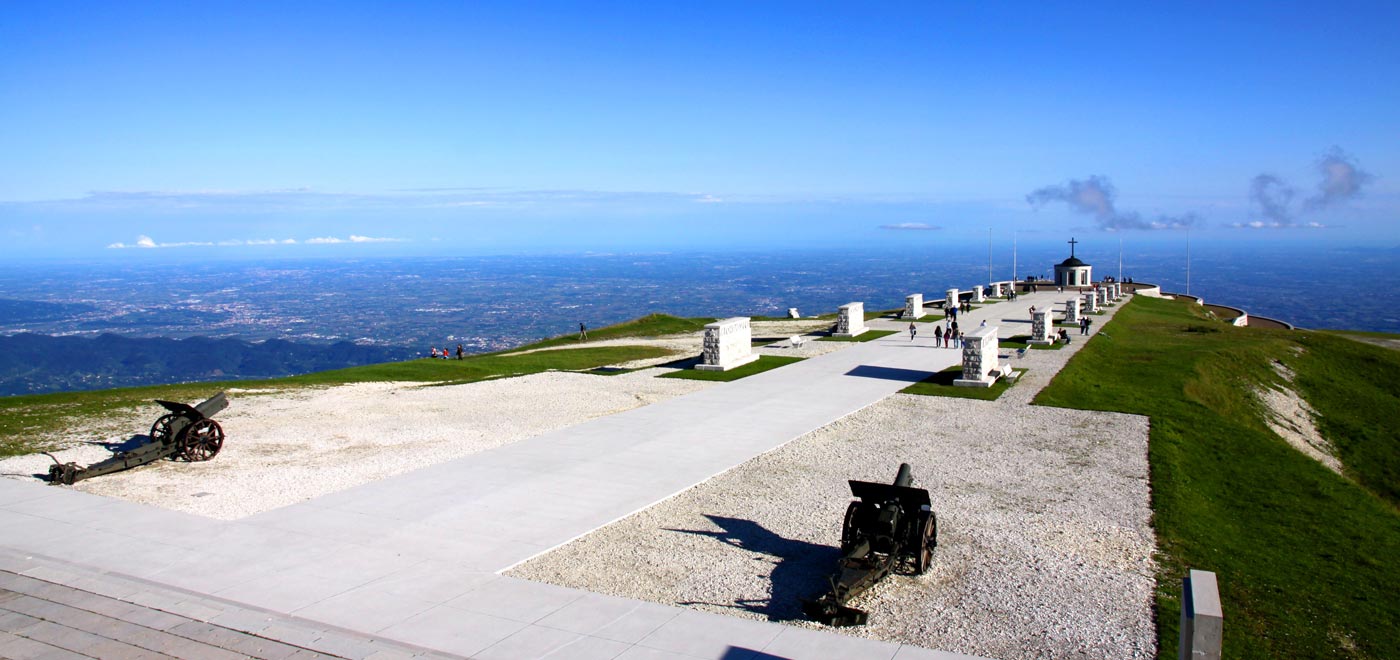 la splendida vista che si gode dal Sacrario Militare  situato sul Monte Grappa