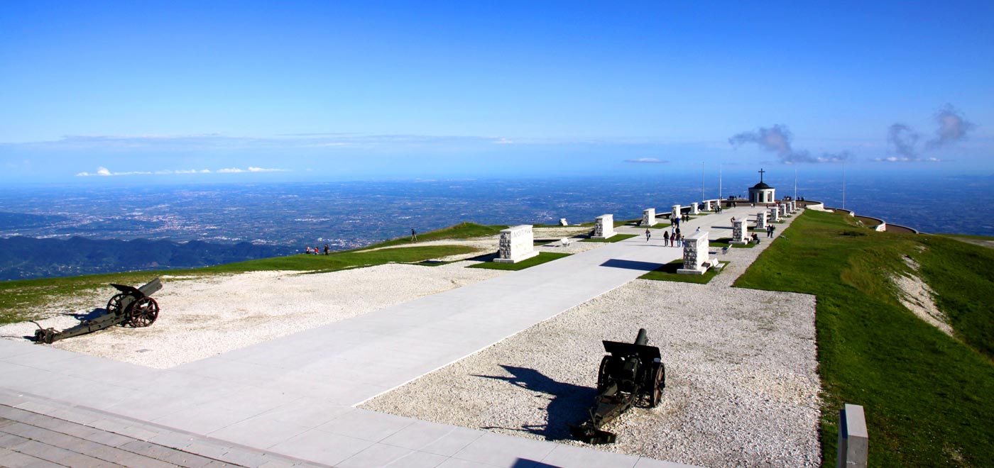 la splendida vista che si gode dal Sacrario Militare  situato sul Monte Grappa