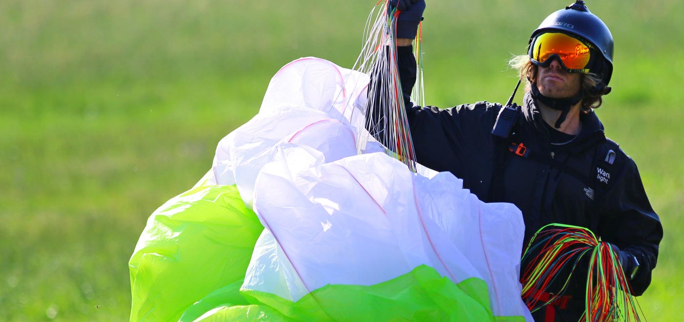 parapendista dopo l'atterraggio con il parapendio